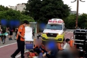 Un couple d’une soixantaine d’années est confronté au désastre après qu’une lycéenne nommée « Kickrani » ait fait tout ce qu’on lui avait dit de ne pas faire… La réglementation des particules devient « inutile »