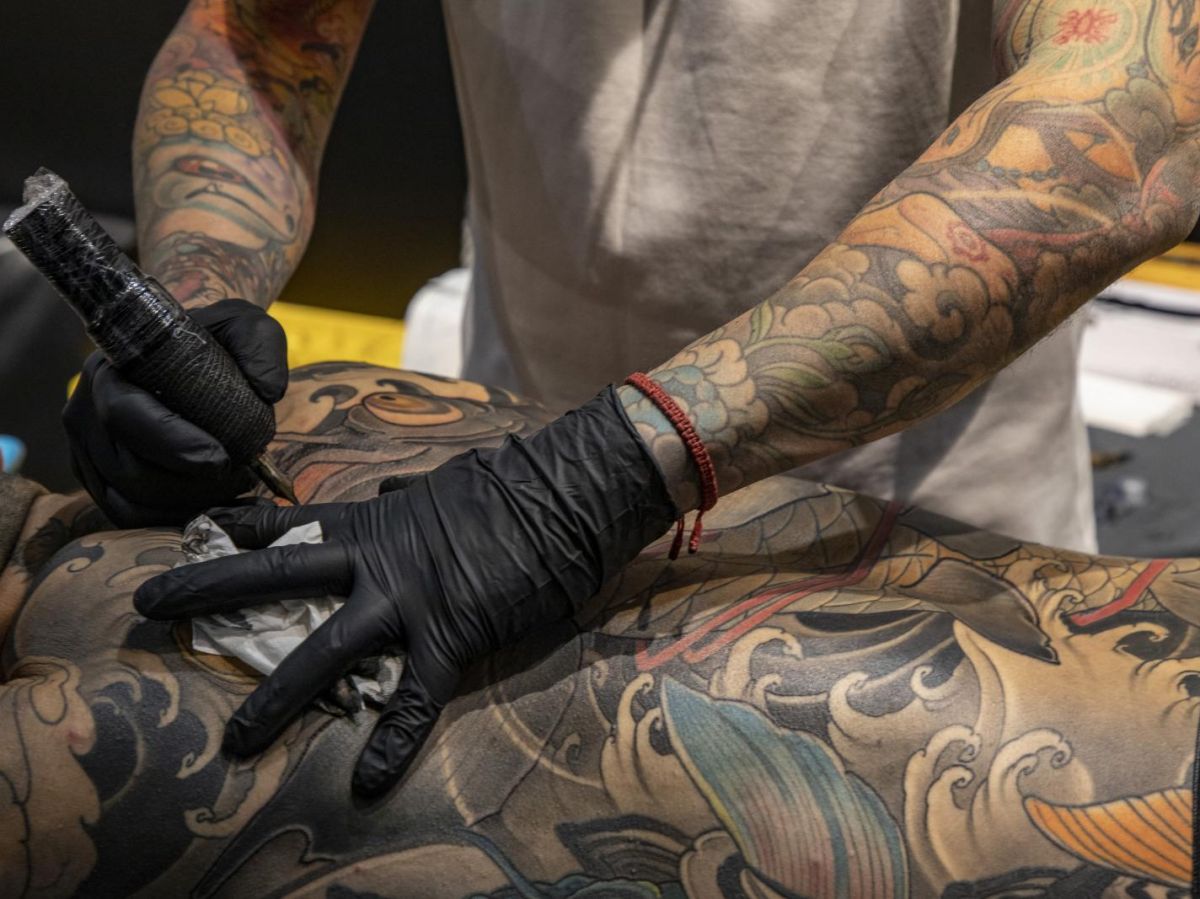 des-bacteries-detectees-dans-les-encres-de-tatouages-et-maquillages-permanents