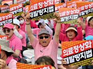 south-korea:-patients-demonstrate-to-urge-doctors-to-end-their-strike