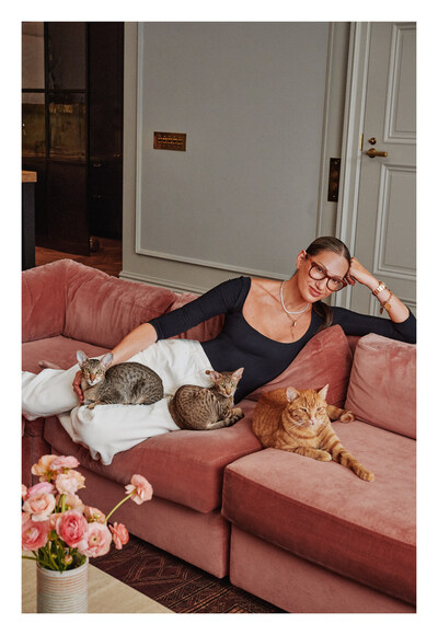 Fancy Feast dévoile sa collection de vaisselle « Set for Delight » en collaboration avec l’icône de la mode Jenna Lyons