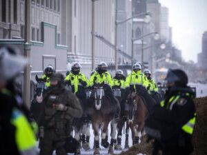 Des policiers à cheval seront mobilisés pour contrôler les foules et rechercher les personnes disparues, a déclaré le chef de la police