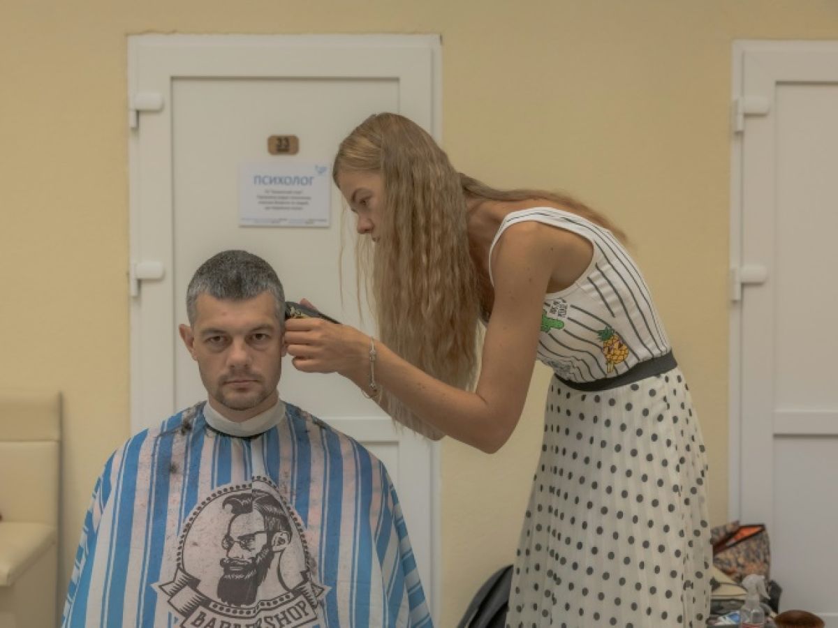 en-ukraine,-un-salon-de-beaute-aide-les-soldats-traumatises-a-renouer-avec-la-normalite