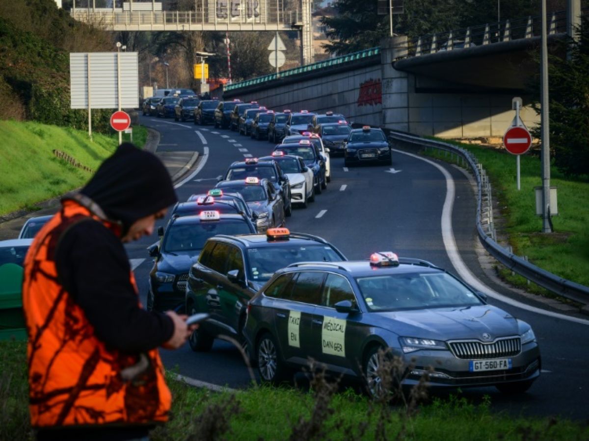 transport-of-the-sick:-several-hundred-taxi-drivers-demonstrate-around-lyon