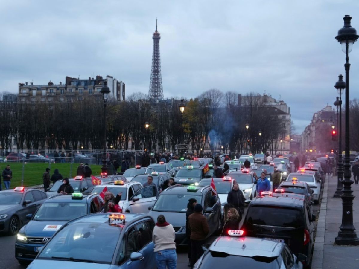 transport-of-the-sick:-500-taxis-demonstrate-near-the-national-assembly-in-paris