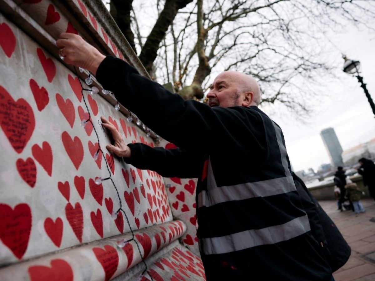 a-londres,-un-mur-du-souvenir-pour-les-victimes-du-covid-s’illumine-pour-noel