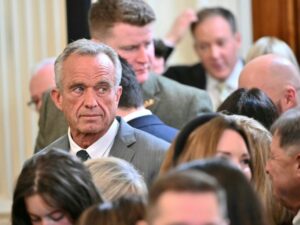 pour-rfk-jr,-des-debuts-tumultueux-au-ministere-americain-de-la-sante