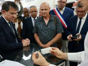 Manuel Valls launches the vaccination campaign against chikungunya in Reunion Island