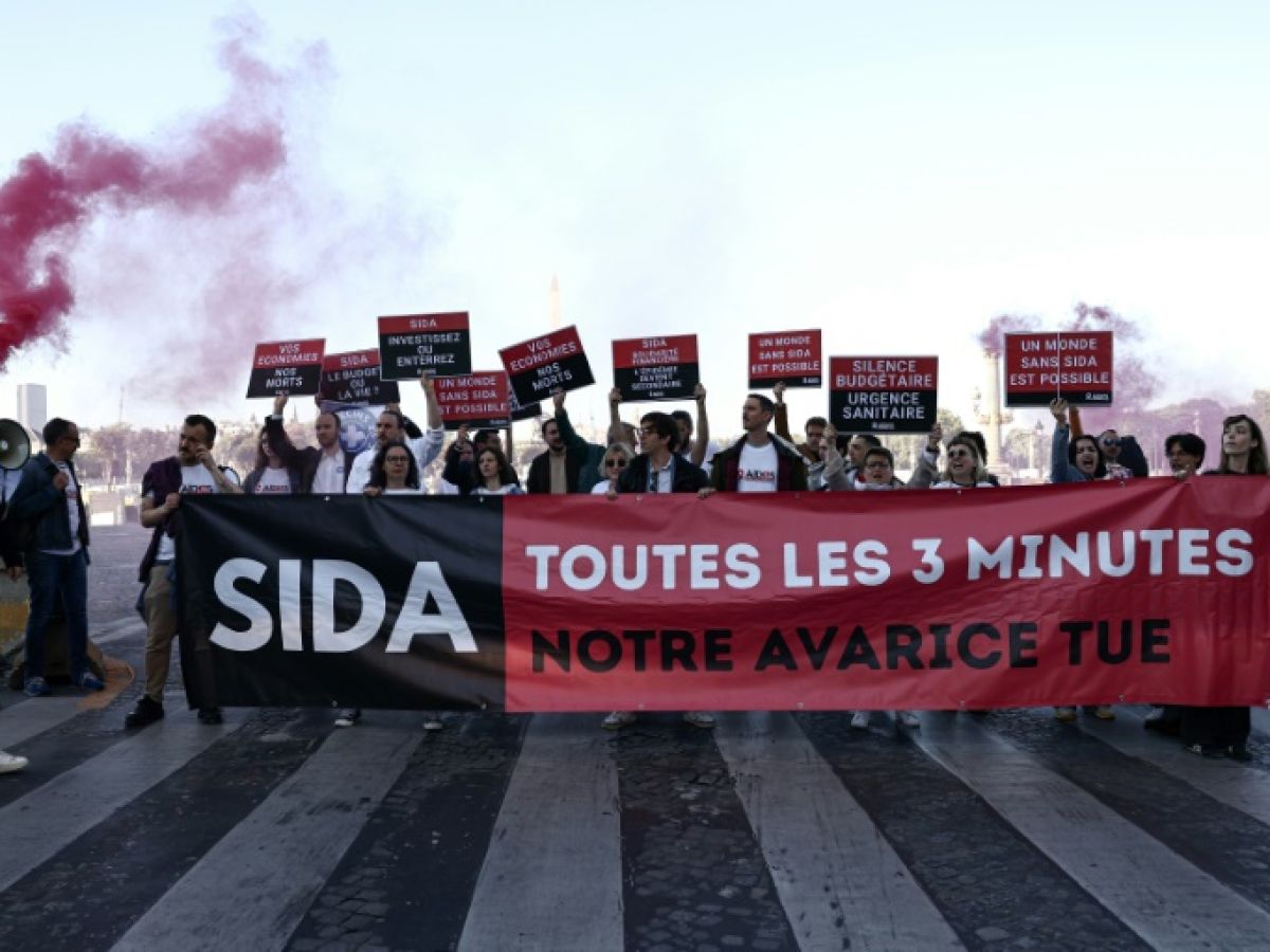 action-in-paris-against-the-suspension-of-american-aid-to-the-fight-against-AIDS