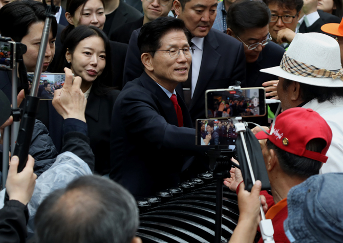 Kim Moon-soo : « Tout doit être remis à sa place… Établir immédiatement un front anti-Lee Jae-myung »