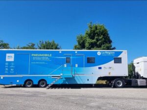 voici-le-tout-premier-camion-de-depistage-des-maladies-respiratoires-en-france
