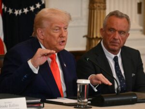 etats-unis-:-le-ministre-de-la-sante-congedie-les-experts-d’un-important-panel-sur-les-vaccins