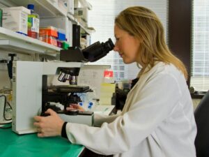 des-patchs-indolores-composes-de-nano-aiguilles-pour-remplacer-les-biopsies