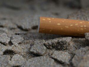 smoking-on-the-beach,-in-the-park-or-under-a-bus-shelter-prohibited-from-Sunday,-according-to-a-decree-in-the-official-journal