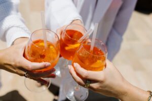 'Aperol Spritz nails': the tone of nails, inspired by the popular cocktail of the past, which is ready for this time