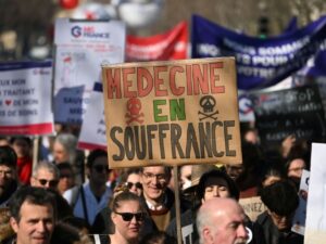 la-sante-liberale-descend-dans-la-rue-contre-les-economies-imposees