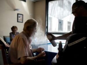 dans-un-hopital-geriatrique-de-lyon,-des-seniors-a-l’abri-de-la-canicule