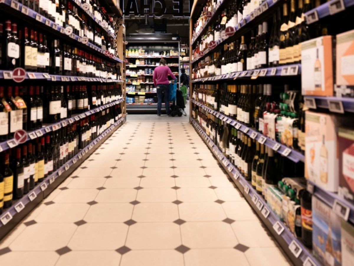 Alcohol and minors: nearly nine out of ten supermarkets break the law, according to an association