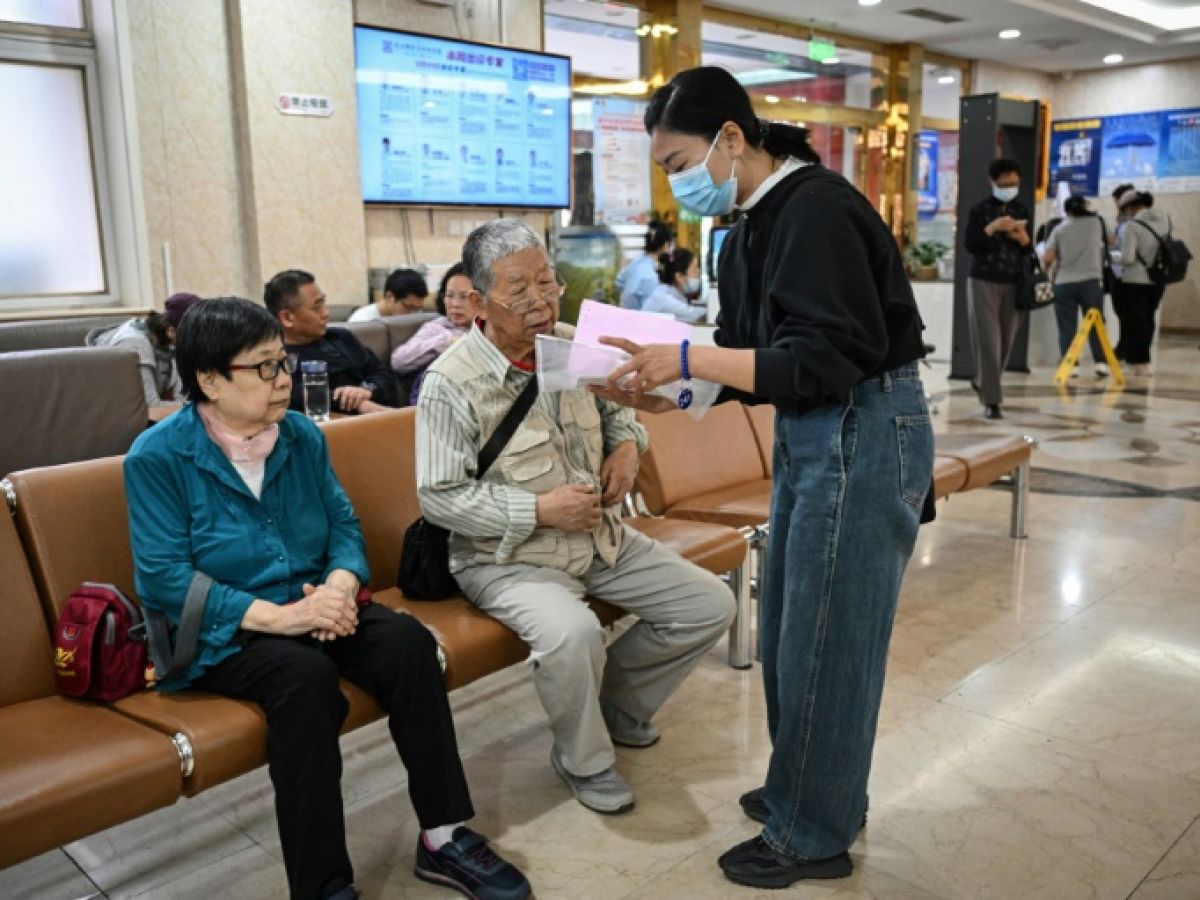 In China, human GPS devices to navigate the hospital labyrinth