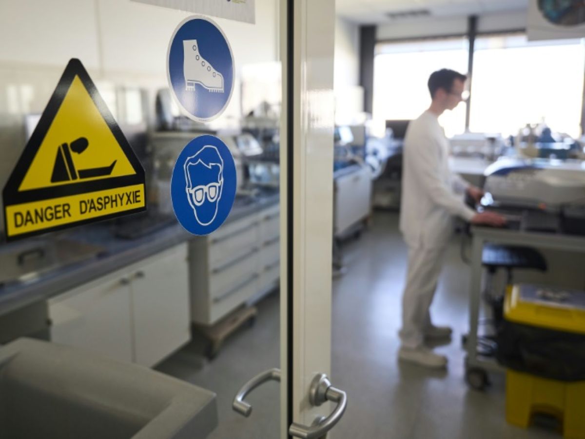 au-coeur-d’un-laboratoire-qui-traque-les-faux-medicaments