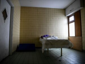« traumatisant »-et-« humiliant »-:-le-recours-a-la-contention-en-psychiatrie-de-plus-en-plus-questionne