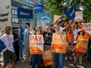 des-milliers-de-jeunes-medecins-en-greve-dans-les-hopitaux-d’angleterre