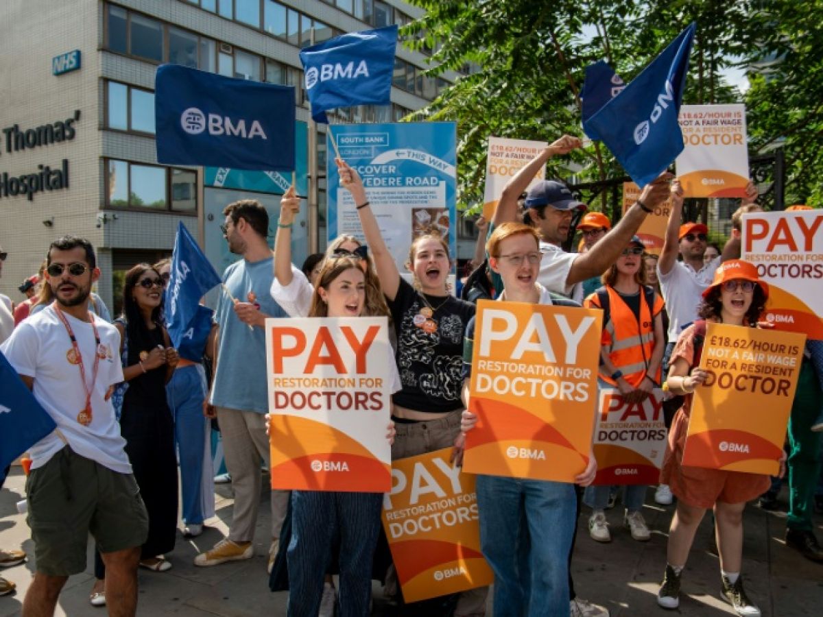 des-milliers-de-jeunes-medecins-en-greve-dans-les-hopitaux-d’angleterre