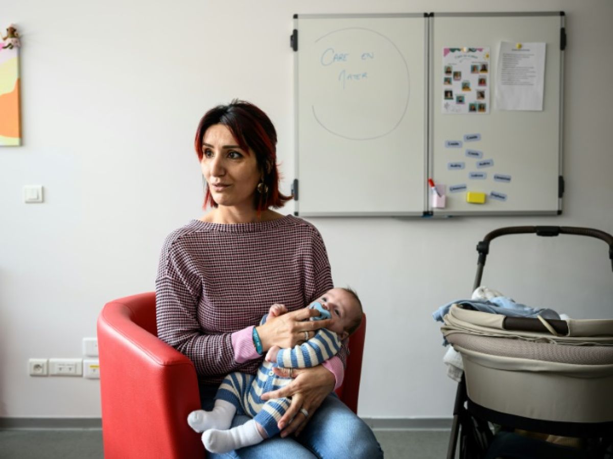 in Toulouse, caring for parents to protect newborns