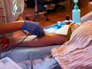 tatouages,-piercings:-plus-que-deux-mois-d’attente-pour-donner-son-sang