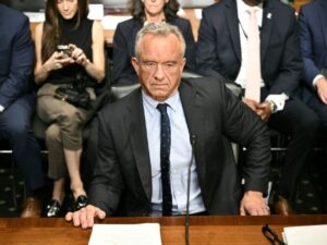 accuse-d’avoir-menti,-le-ministre-de-la-sante-de-trump-defend-ses-licenciements-de-scientifiques