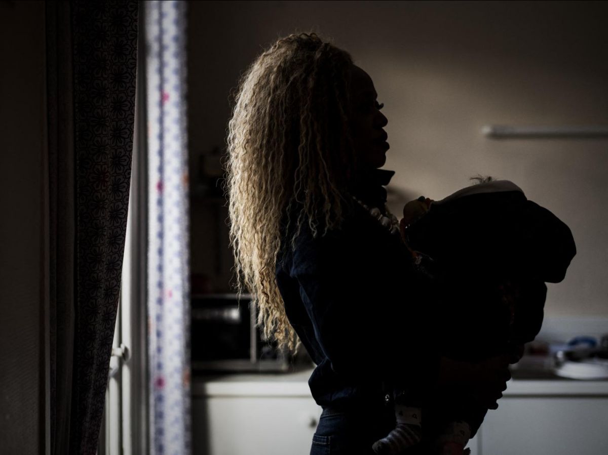AIDS virus "locked up": women are better HIV controllers than men