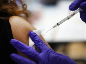 des-experts-nommes-sous-trump-sement-les-doutes-sur-les-vaccins-contre-le-covid-19