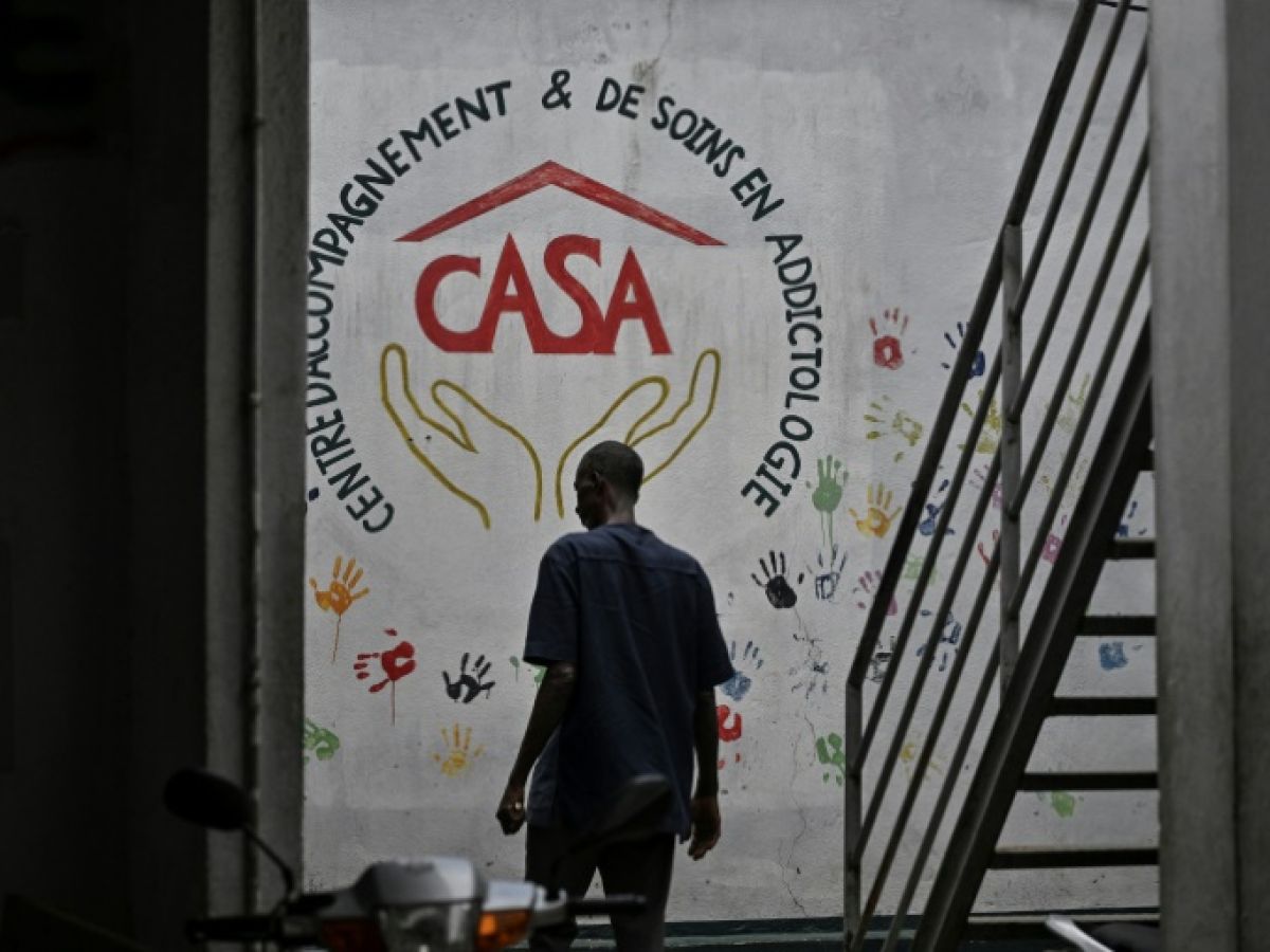 in abidjan, a reception center to get away from drugs and "smoking rooms"
