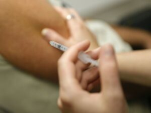 le-covid-ne-circule-pas-assez-pour-avancer-la-vaccination,-jugent-les-autorites-sanitaires