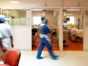 "It's not a whim": When people from the French West Indies go to mainland France for medical treatment