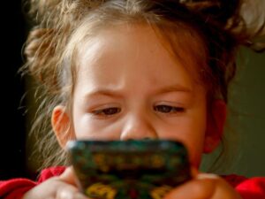 Interview: "Screens should be avoided in primary school"