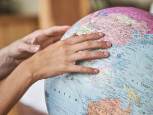 Bilinguals and multilinguals age less quickly than monolinguals