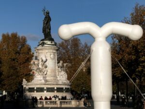 a-paris,-un-sterilet-geant-pour-interpeller-sur-le-sort-des-contraceptifs-americains