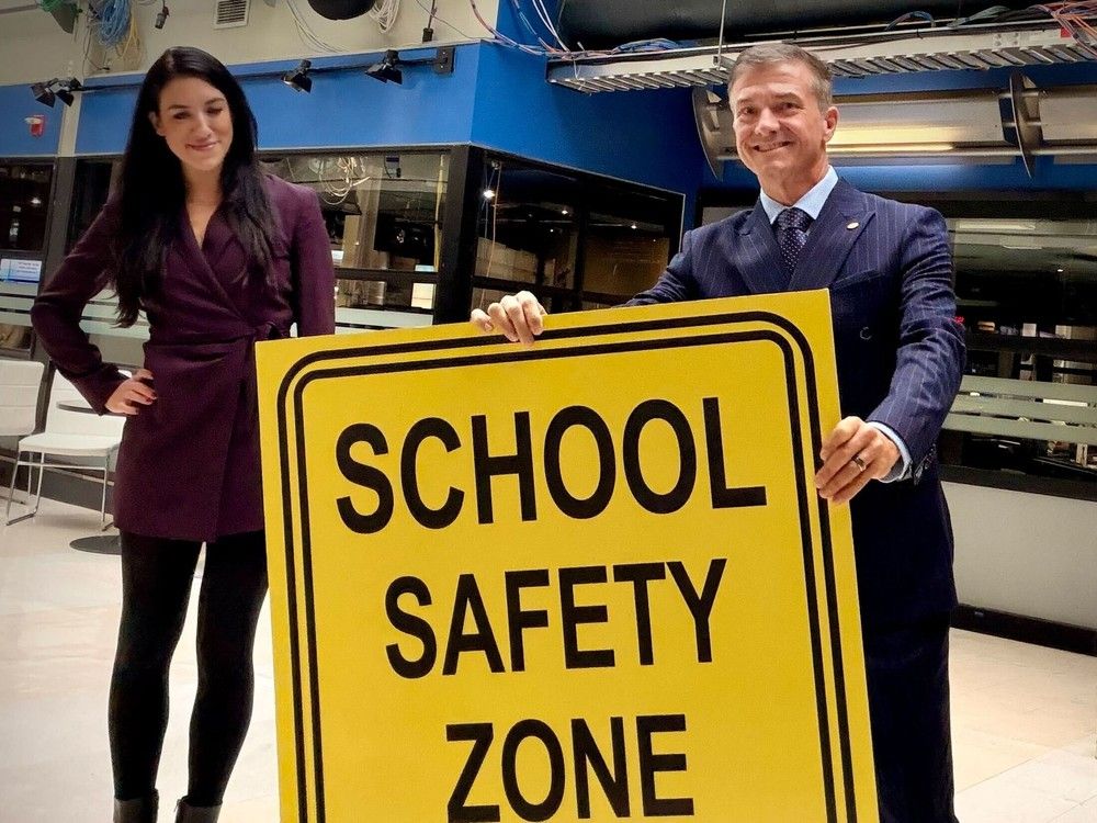 New school-zone signs too large for Ottawa street poles, councilor says
