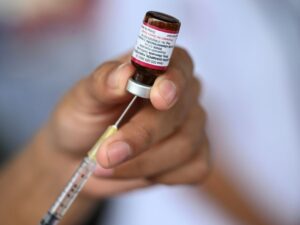 rougeole:-la-vaccination-reste-en-deca-des-niveaux-pre-covid,-alerte-l’oms