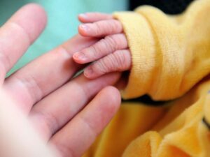 To save maternity wards, a town in the Cher department votes for a bonus for expectant mothers.