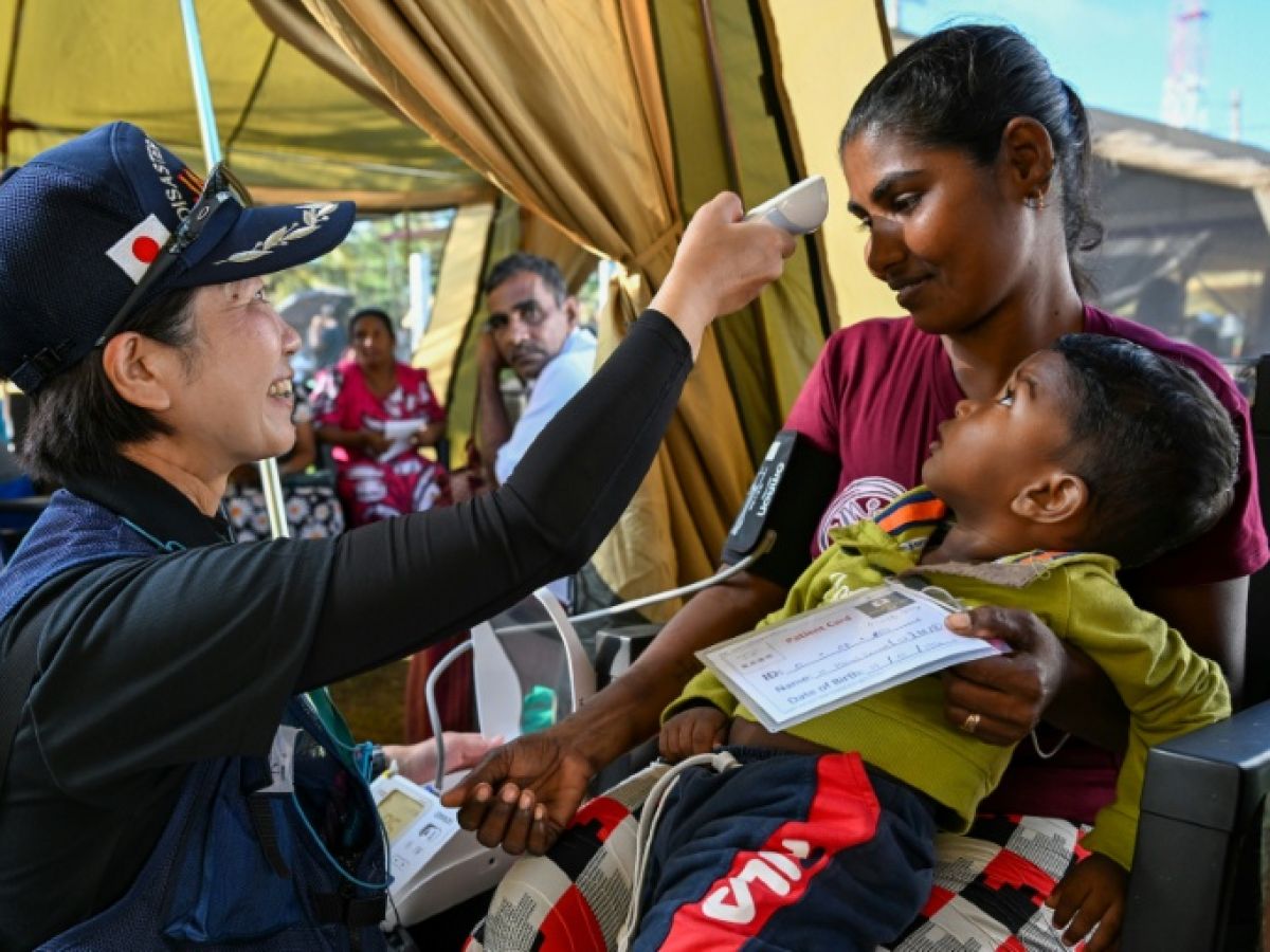 apres-le-cyclone,-les-sri-lankais-exsangues-font-la-queue-pour-etre-soignes