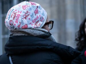 A nurse from the AP-HP (Paris public hospital system) is contesting her dismissal for refusing to remove her cap.