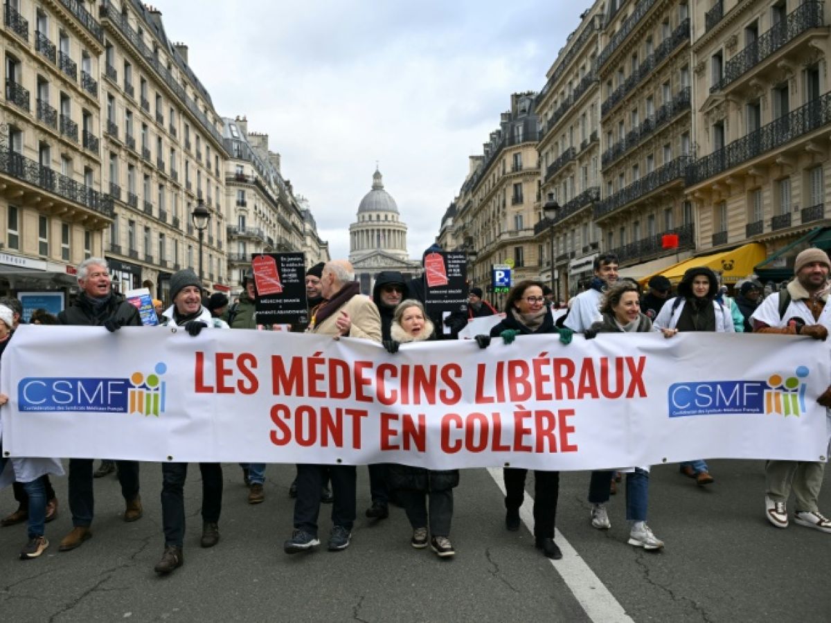 plusieurs-milliers-de-medecins-defilent-a-paris-et-en-appellent-a-lecornu
