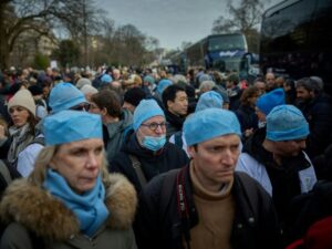 Several hundred private practice doctors symbolically go into exile in Belgium.