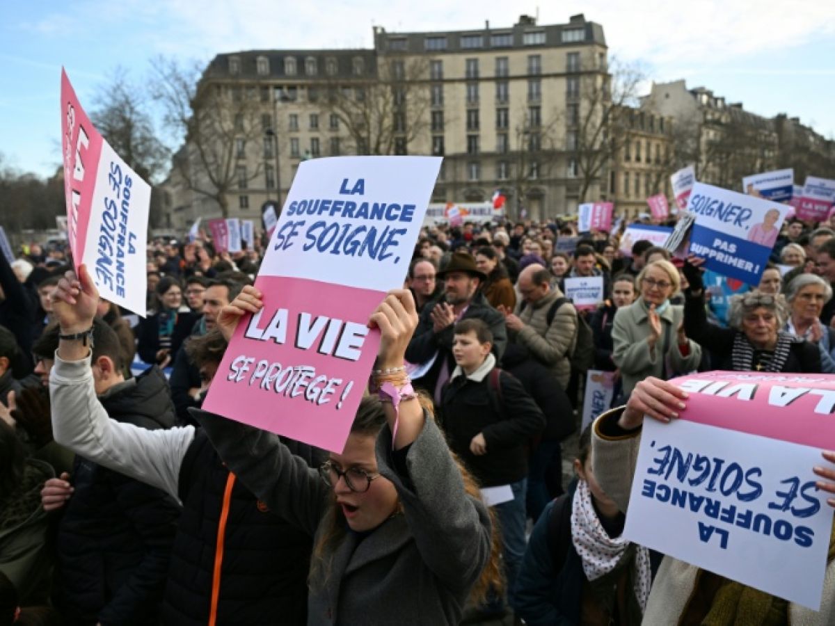 Opponents of the end-of-life bill demonstrate in Paris