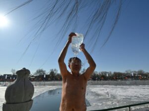 Frost? - In China, swimmers brave the icy waters