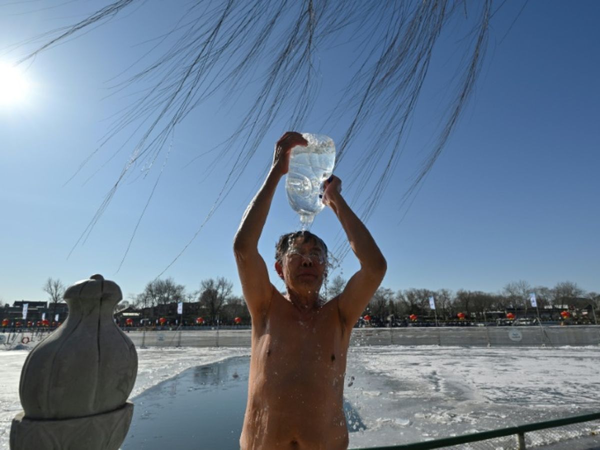 Frost? - In China, swimmers brave the icy waters