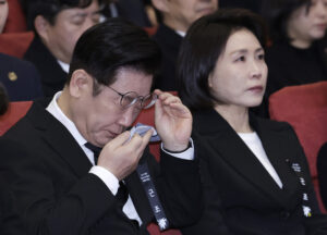 [속보] 눈물 흘린 李대통령…김혜경 여사와 故이해찬 전 총리 영결식 참석