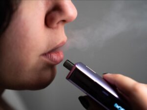 Vaping: Are the health risks lower than those of cigarettes?