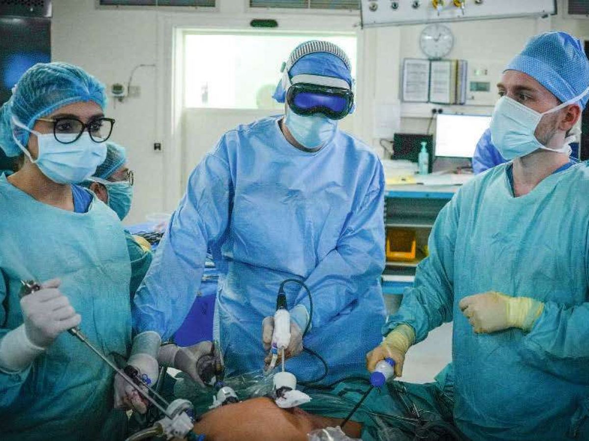 un-casque-immersif-guide-le-chirurgien